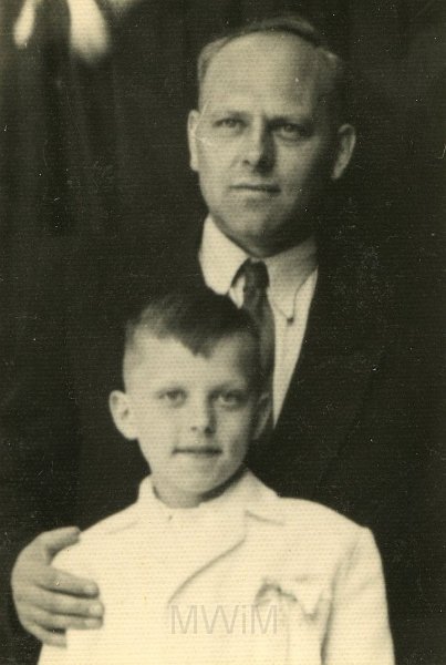 KKE 4810.jpg - Fot. Portret. Edmund Jarzynowski – tata Marii Jolanty Mierzejewskiej (z domu Jarzynowska) z synem Andrzejem Jarzynowskim, Olsztyn, 1954 r.